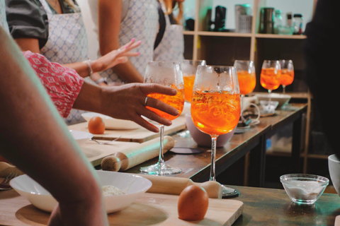 Roma: Pasta tradizionale con cocktail Corso di cucina per ubriachiClasse di gruppo