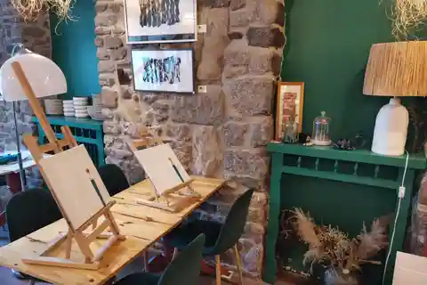 Dinan: Painting experience in a café