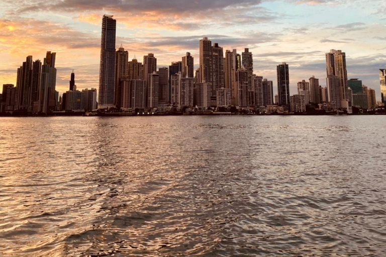 Panama: Panoramic Tour of Historic Areas and Scenic Viewpoints Panama: Panoramic Tour with Historic Areas and Photo-Optimal Viewpoints
