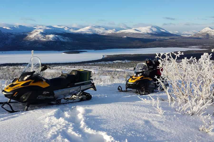 Whitehorse: Schneemobil-Tour auf dem Dawson Overland Trail. Foto: GetYourGuide