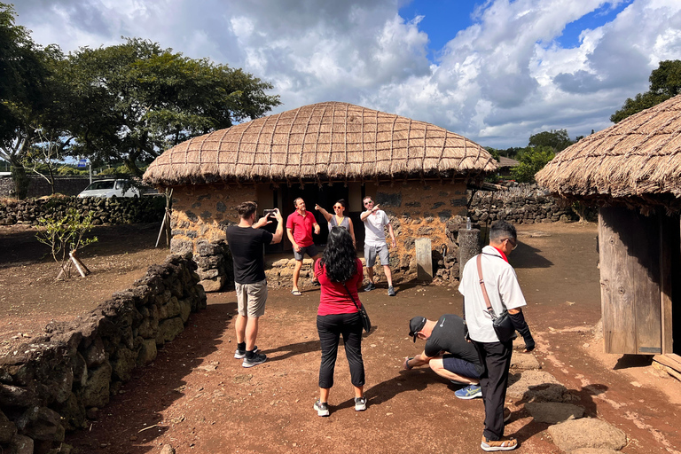 Île de Jeju : Visite guidée en van avec un guide qui aime le plus JEJU