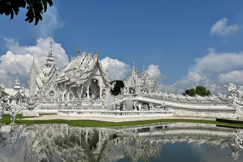 Excursión a los templos rojo, azul y blanco y a las aguas termales desde Chaing MaiTemplos rojos, azules y blancos y viaje a aguas termales desde Chaing Mai