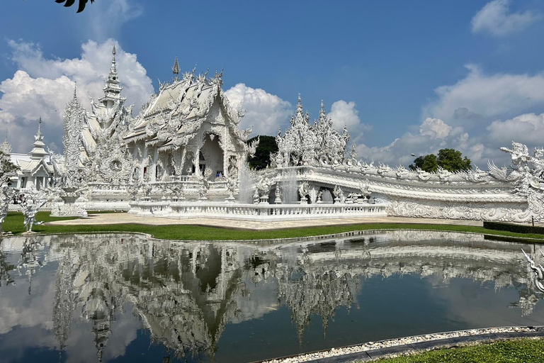 Excursión a los templos rojo, azul y blanco y a las aguas termales desde Chaing MaiTemplos rojos, azules y blancos y viaje a aguas termales desde Chaing Mai