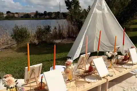 Experiencia de lujo al aire libre con pintura y copas, cerca de Miami.