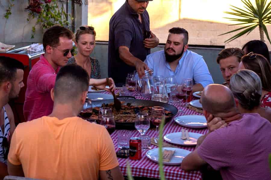 Barcelona: Paella-Kochkurs auf der Dachterrasse mit Sangria. Foto: GetYourGuide