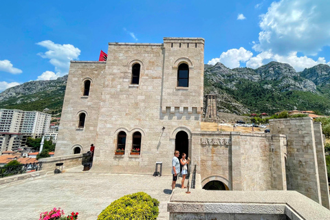 جولة يومية في قلعة كروجا والبازار القديم على سيارة لاند روفر الفاخرة