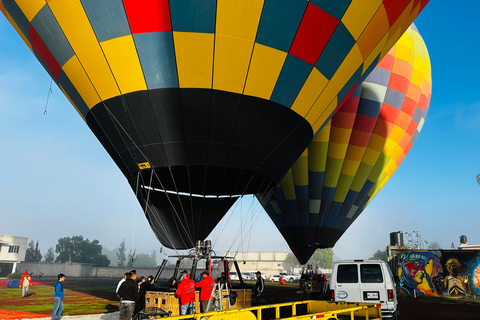 from MexicoCity:Balloon flight Over thepyramidsofTeotihuacanVuelo en globo aerostatico con traslado desde CDMX