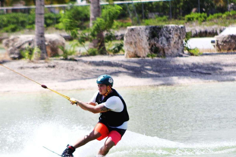 بونتا كانا: منتزه بحيرة الكاريبي للتزلج على الماء، والانزلاق بالحبال، والمزيد