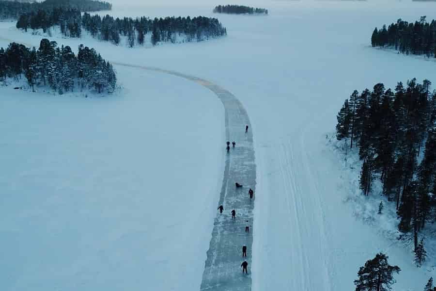 Von Saariselkä aus: Eislaufen auf dem zugefrorenen Inari-See. Foto: GetYourGuide Von Saariselkä aus: Eislaufen auf dem zugefrorenen Inari-See. Foto: GetYourGuide