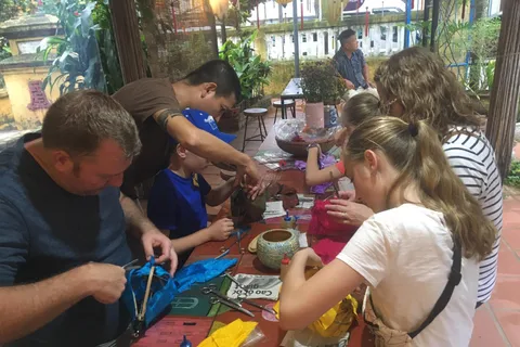 Fabricación de farolillos - Fabricación de cerámica - Paseo en barco - Paseo en búfalo