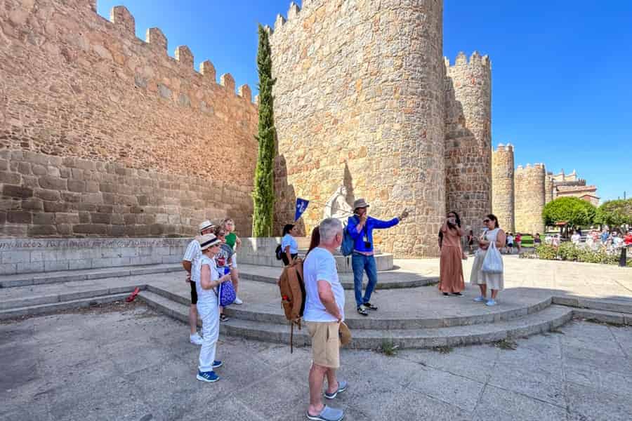 Madrid: Segovia & Ávila Ganztägig mit Alcázar & Mauer Tickets. Foto: GetYourGuide