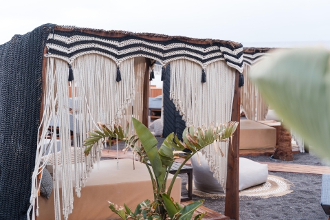 Perivol Beach: Sonnenliege-Erlebnis im FortyOne Bar RestaurantPrivate Cabana mit Handtüchern, Champagnerflasche, Obst und Sushi