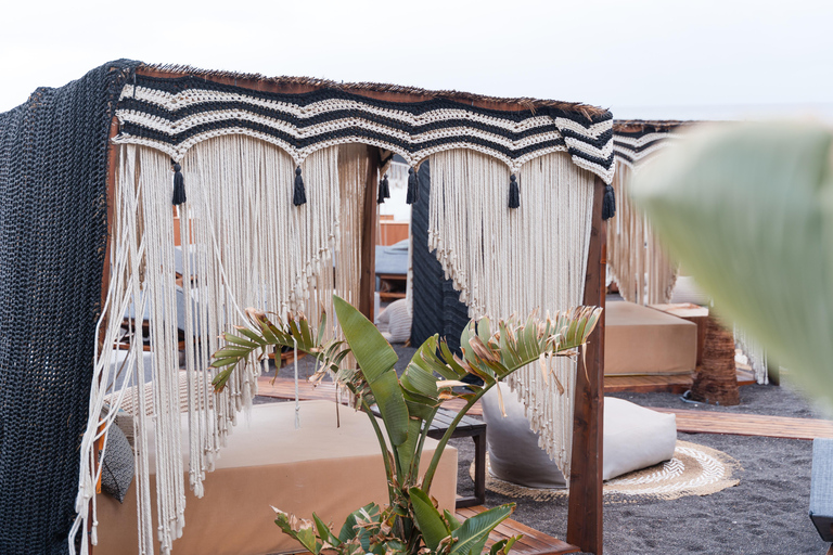 Plage de Perivol : L'expérience du bain de soleil au restaurant FortyOne BarLot de 2 chaises longues avec serviettes, 1 bouteille de Prosecco/vin et fruits