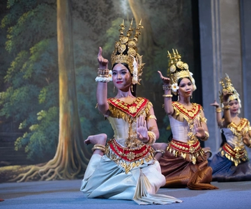 Siem Reap: Apsara Show Including Dinner & Hotel Pickup