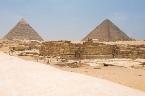 Z portu w Aleksandrii: Piramida w Gizie i Muzeum NarodowePort w Aleksandrii: Piramida w Gizie i Portugalskie Muzeum Narodowe