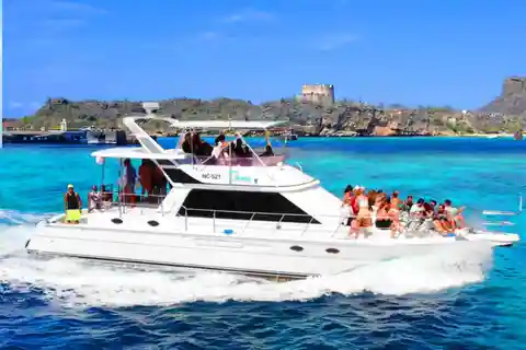 Half day yacht cruise with shipwreck snorkel