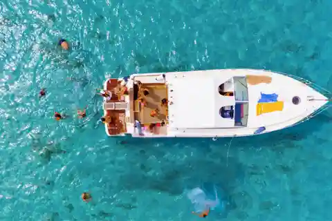From Trapani: Egadi Islands Boat Tour to Favignana and Levanzo with Lunch