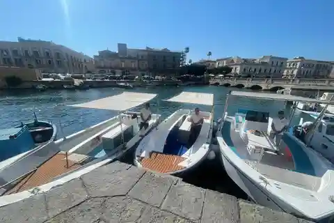 2.5-HOUR BOAT TOUR ORTIGIA+SEA CAVES+PILLIRINA+FRUIT DRINK