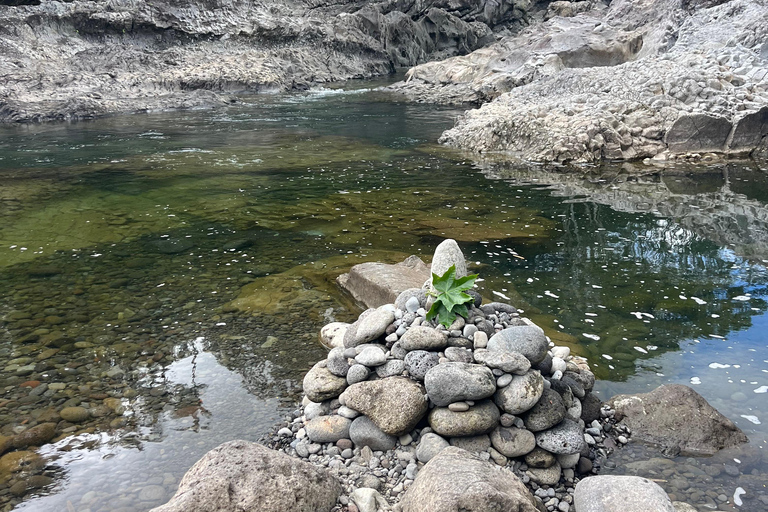Hilo: Waterfall Hike and Swim with Native Hawaiian