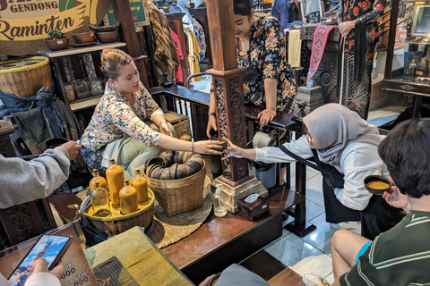 Degustazione di cibo di strada a piedi