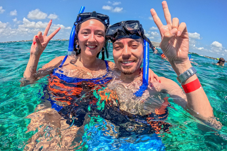 8Hr delad katamaran: Isla Mujeres, snorkling &amp; Premium bar