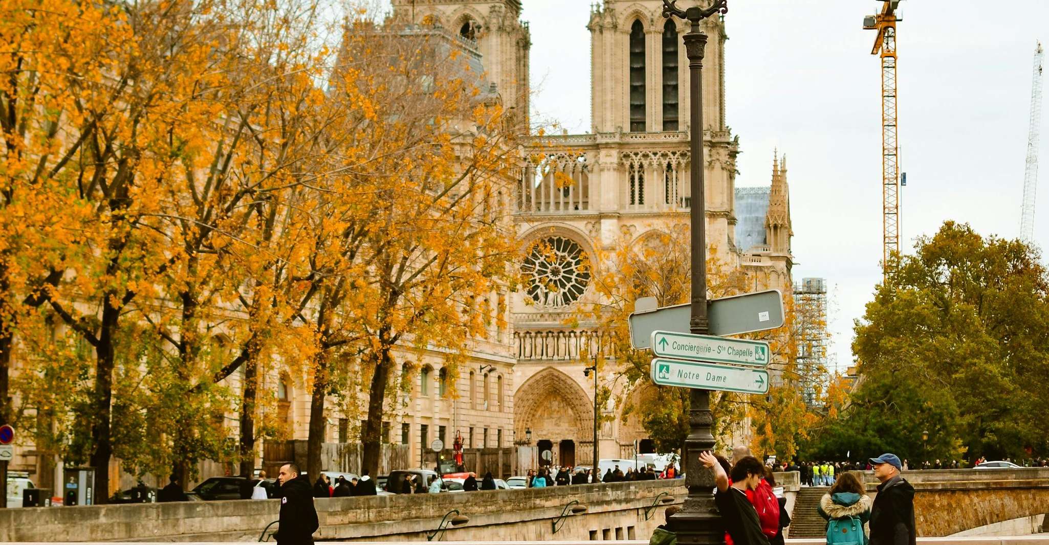 Notre Dame Interior and Exterior Guided Tour with Relics