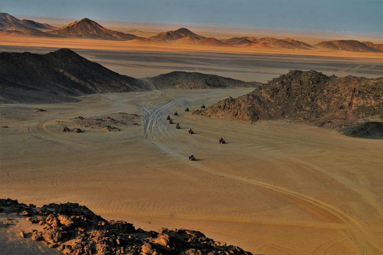 Hurghada: guida ATV e visita della MONTAGNA DI SABBIAMattina in ATV (servizio di prelievo in hotel fuori Hurghada)