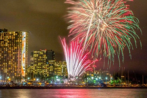 Oahu: Viernes noche de fuegos artificiales navegando en pequeños grupos