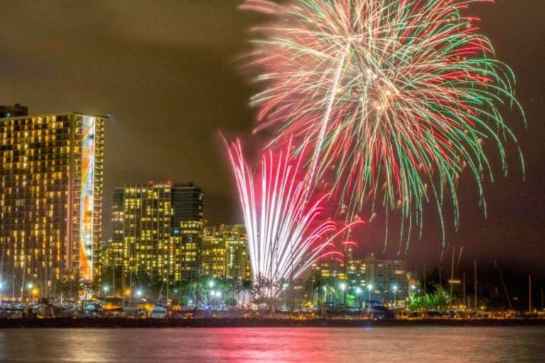 Oahu: Viernes noche de fuegos artificiales navegando en pequeños grupos