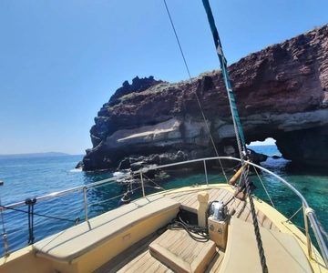 Santorini: excursión en barco de 3 horas a Oia y las aguas termales de Thirassia