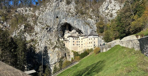 Von Triest aus: Tour zur Höhle von Postojna und zur Burg Predjama