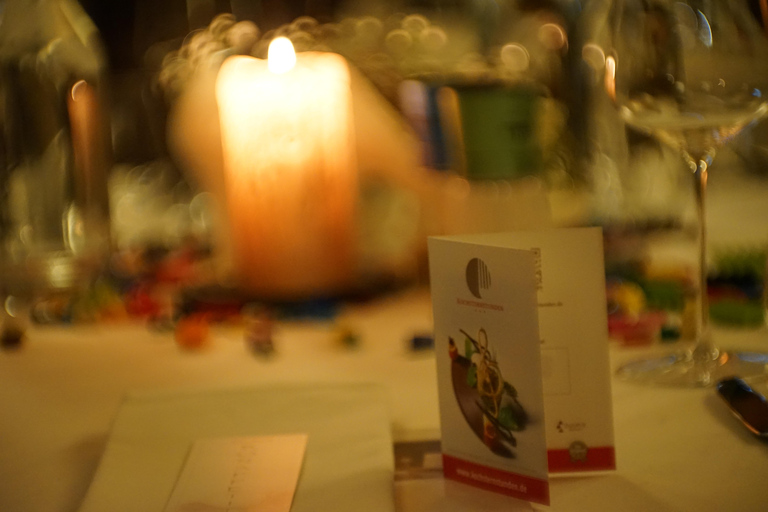 عشاء رومانسي على ضوء الشموع مع كريمون، 5 أطباق مع النبيذتناول الطعام