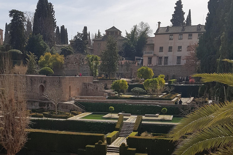 Alhambra: szybkie zwiedzanie ogrodów Generalife i AlcazabyAlhambra: ogrody Generalife i Alcazaba w trybie przyspieszonym