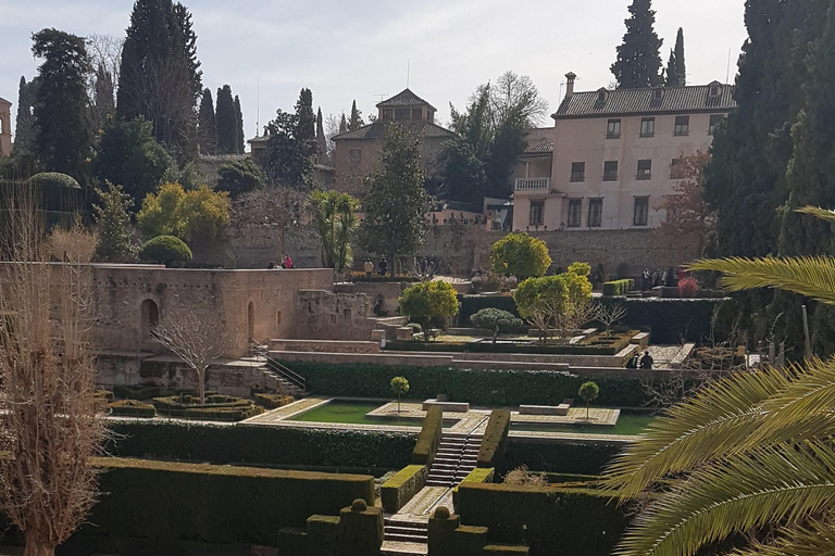 Alhambra: szybkie zwiedzanie ogrodów Generalife i AlcazabyAlhambra: ogrody Generalife i Alcazaba w trybie przyspieszonym