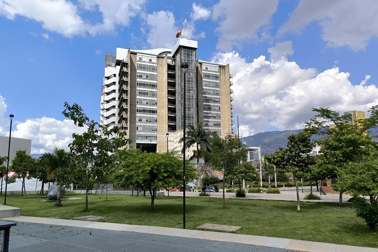 Medellín Through Time – City Sightseeing Tour | Subway, Metrocable, and Historic Center