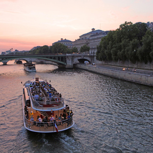 Paris: Hop-on Hop-off Bus Tour & Seine Cruise Bundle Tour