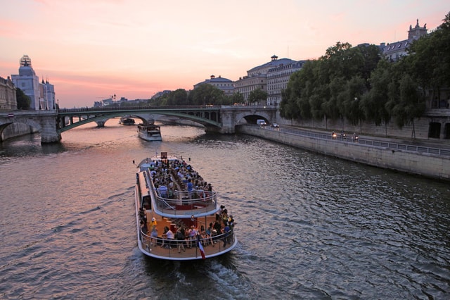 Paris: Hop-on Hop-off Bus Tour & Seine Cruise Bundle Tour