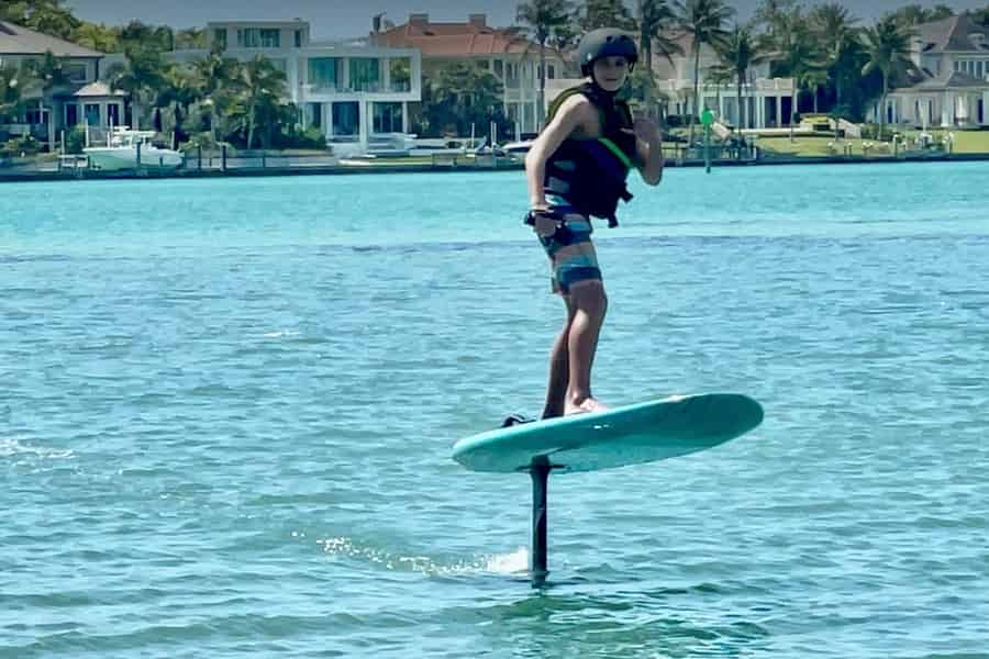 Fliege über Wasser, eFoil Abenteuer in Sarasota. Foto: GetYourGuide