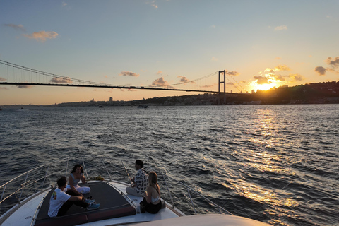 Stambuł: Wycieczka jachtem w małej grupie z nieograniczoną ilością winaWycieczka grupowa