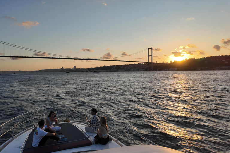 Stambuł: Wycieczka jachtem w małej grupie z nieograniczoną ilością winaWycieczka grupowa