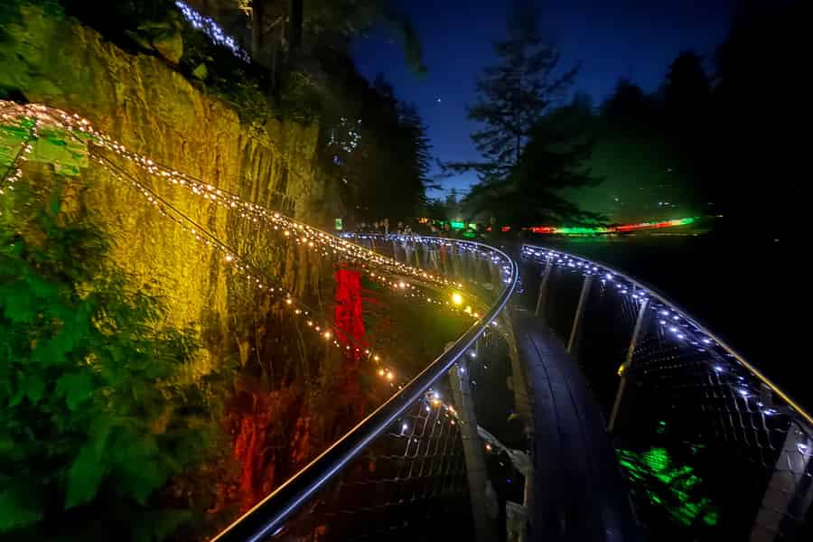 CANYON LIGHTS + Capilano-Hängebrücke/Kleingruppe/AUTO. Foto: GetYourGuide CANYON LIGHTS + Capilano-Hängebrücke/Kleingruppe/AUTO. Foto: GetYourGuide