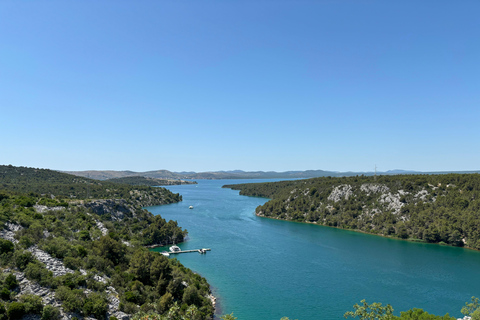 Zadar: wycieczka do wodospadów Krka, rejs statkiem i kąpielPopołudniowa wycieczka z Zadaru do Krki z biletami i rejsem