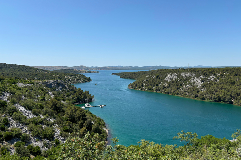 Zadar: wycieczka do wodospadów Krka, rejs statkiem i kąpielPopołudniowa wycieczka z Zadaru do Krki z biletami i rejsem