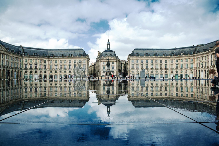 Tour guidato a piedi della città di Bordeaux con una guida locale certificataTour della città di Bordeaux: scegli una guida certificata da Bordeaux