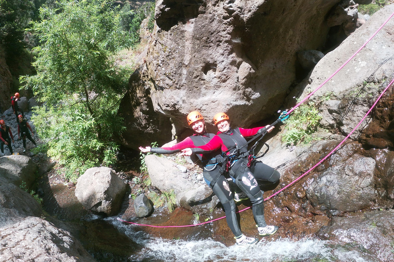 Insel Madeira: Canyoning Tour ModeratCanyoning Tour Madeira - Level 2 (Fortgeschrittene)