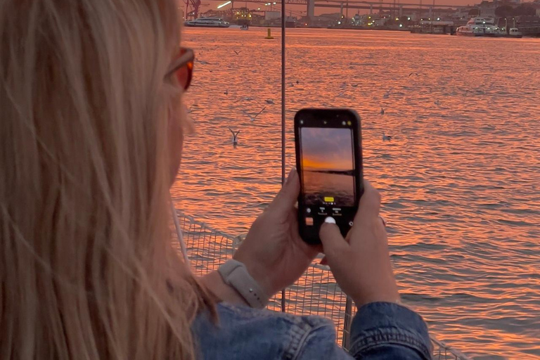 Lisboa:Sunset Sailing Tour at Tagus River with welcome drink