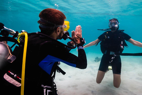 Menorca: Bautizo buceo desde barco con fotos incluidas