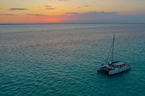 Z Cancún: rejs katamaranem Isla Mujeres o zachodzie słońca