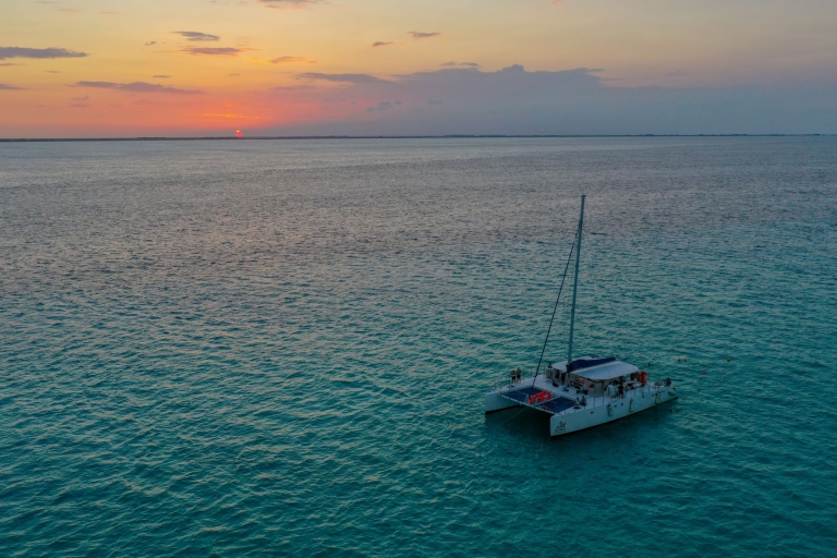 Von Cancún aus: Isla Mujeres Katamaran-Kreuzfahrt bei Sonnenuntergang