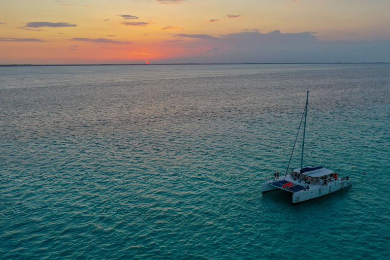 Von Cancún aus: Isla Mujeres Katamaran-Kreuzfahrt bei Sonnenuntergang